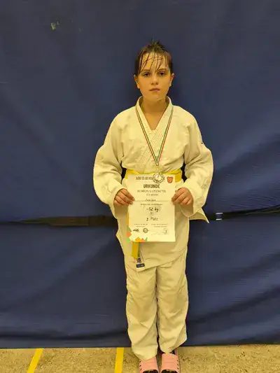 Lucia Giese mit Urkunde und Medaille — 2. Platz Bezirksmeisterschaft U13, −52 kg