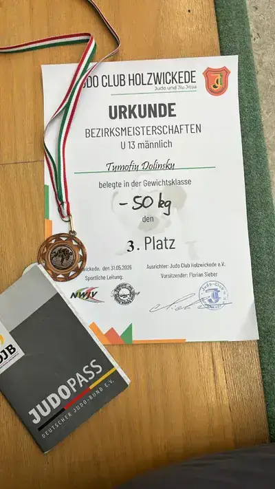 Tymofiy Dolinsky mit Urkunde und Medaille — 3. Platz Bezirksmeisterschaft U13, −50 kg